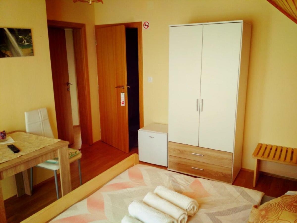 Guest House First Stop Rakovica Exteriör bild