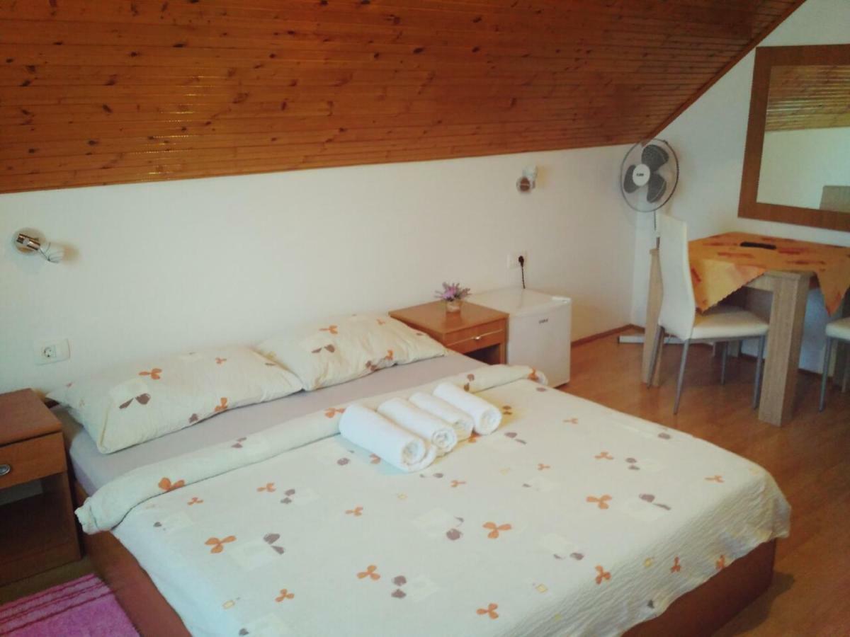 Guest House First Stop Rakovica Exteriör bild
