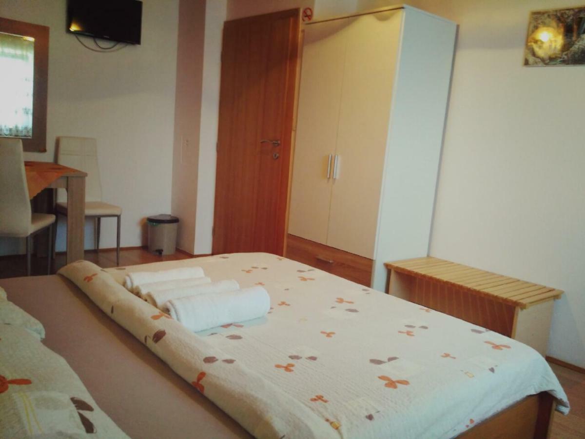 Guest House First Stop Rakovica Exteriör bild