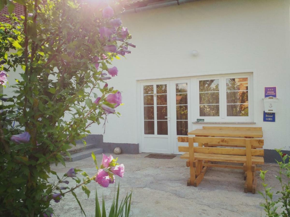 Guest House First Stop Rakovica Exteriör bild