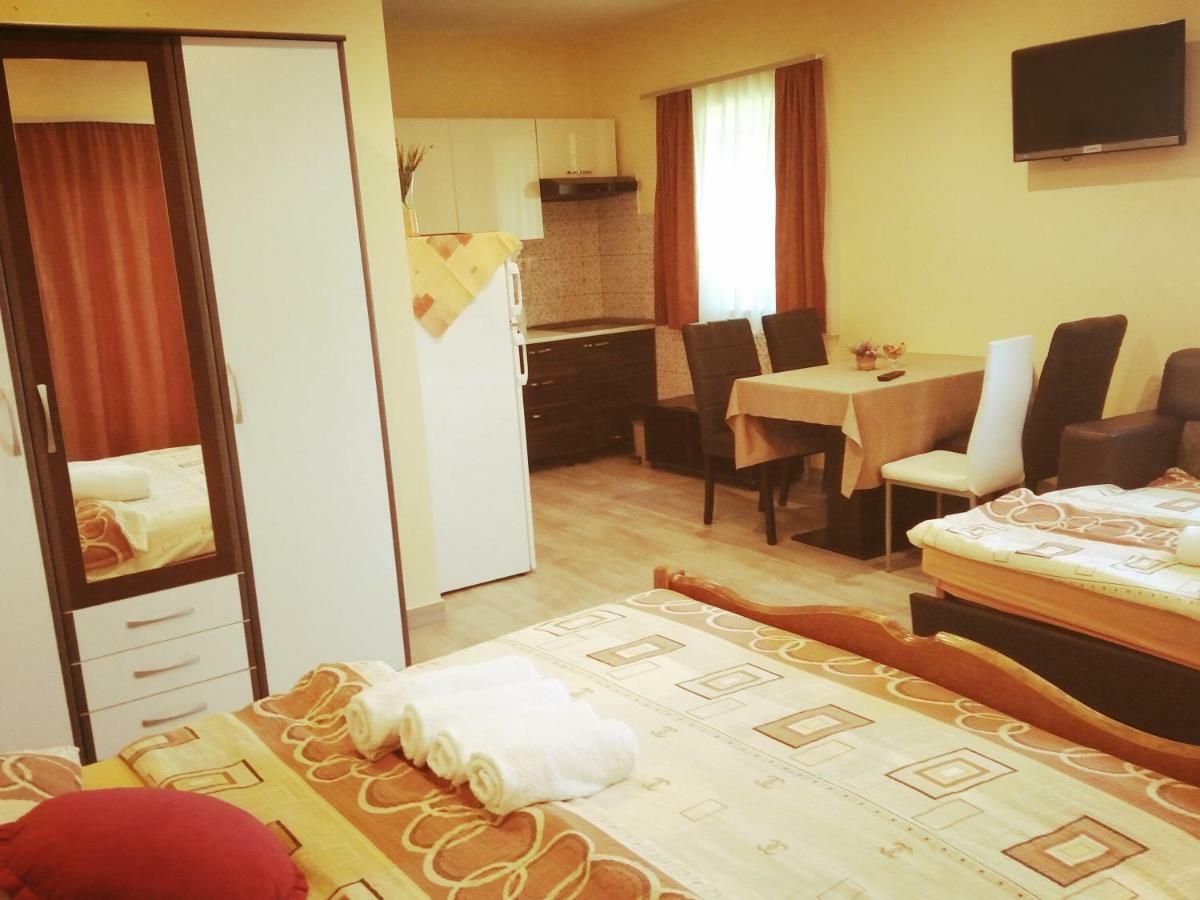 Guest House First Stop Rakovica Exteriör bild