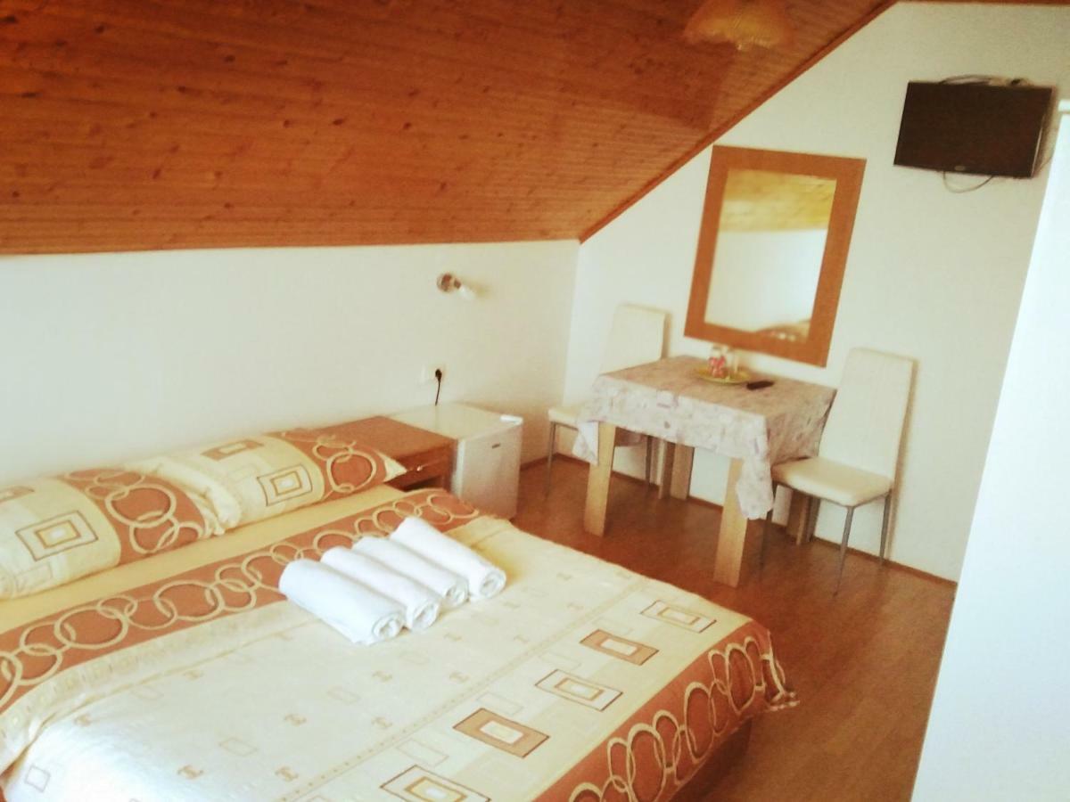 Guest House First Stop Rakovica Exteriör bild